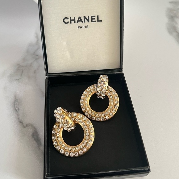 BEAUTIFUL CHANEL Vintage Crystal Gold Drop Clip-On Earrings - Picture 1 of 10